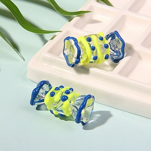 Perles en verre faites à la main en forme de bonbon jaune avec des points bleus