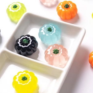 Mini citrouilles colorées en résine dans un plateau en céramique blanc pour bricolage Halloween