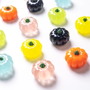 Vue de dessus détaillée de breloques citrouilles d'Halloween colorées aux détails soignés