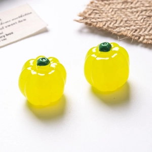 Détail macro de mini ornements de poivron jaune en résine pour travaux manuels DIY