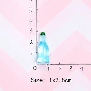Miniatura di bottiglia di soda in resina blu per casa delle bambole, 1x2,8 cm