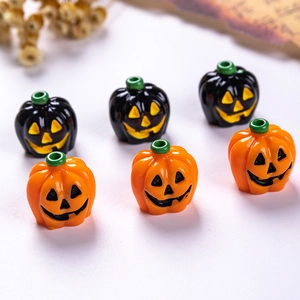 Primer plano de cuentas de calabaza naranja y negra con caras para manualidades de Halloween