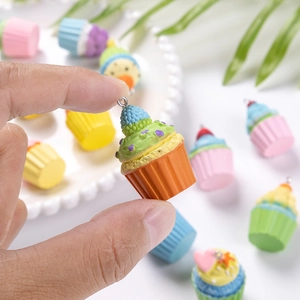 Μίνι πολύχρωμα μενταγιόν cupcake από ρητίνη με λεπτομέρειες για DIY κοσμήματα και μπρελόκ