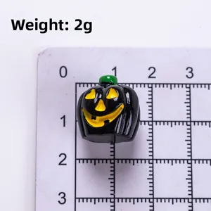 Miniatura de calabaza de Halloween de resina negra con cara sonriente amarilla para DIY