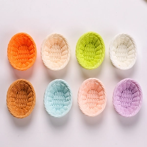 Vue détaillée de huit mini paniers colorés en résine avec texture tressée réaliste