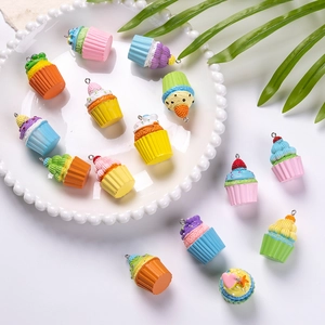 Πολύχρωμα μίνι μενταγιόν cupcake από ρητίνη με μεταλλικούς γάντζους για DIY κοσμήματα