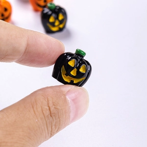 Mini colgantes de calabaza de Halloween en resina negra con detalles de cara amarilla