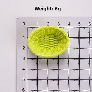 Makroansicht eines 3,5cm Miniaturkorbs aus grünem Harz mit detaillierten Webmustern oben