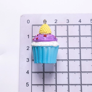 Τεχνητό γλύκισμα cupcake με μοβ γλάσο και μπλε βάση για DIY μπρελόκ και κοσμήματα χειροτεχνίας