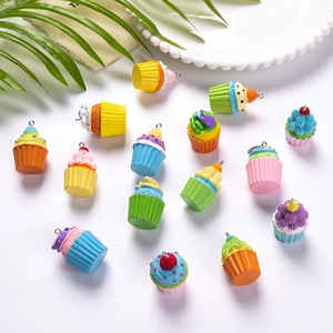 Λεπτομερής προβολή πολύχρωμων μενταγιόν cupcake από ρητίνη με κρίκους για κοσμήματα DIY