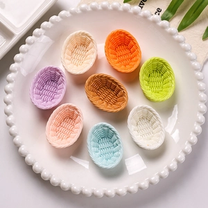 Vue détaillée de mini paniers en résine colorés avec texture tressée pour décors DIY