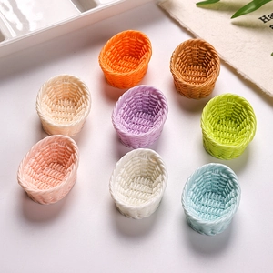Lot de huit mini paniers colorés en résine pour bricolage et décoration de maison de poupée
