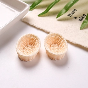 Détails macro de paniers miniatures en résine avec texture tressée réaliste en ton crème