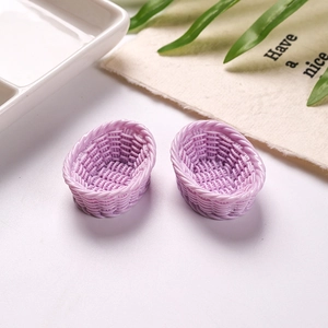 Vue détaillée de deux petits paniers tressés en résine violet clair pour bricolage DIY