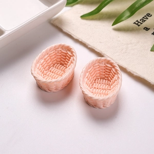 Vue détaillée de deux mini paniers roses en résine pour décoration de maison de poupée