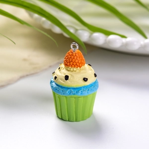 Λήψη macro από πολύχρωμο μενταγιόν cupcake ρητίνης με πορτοκαλί υφή και ασημένιο δακτύλιο