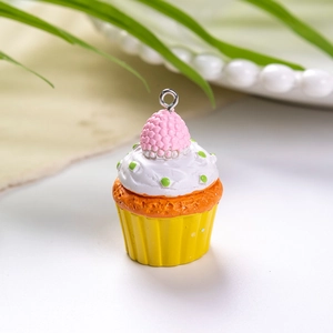 Λήψη macro 3D μενταγιόν cupcake ρητίνης με ροζ σμέουρο και ασημί λεπτομέρεια κρίκου