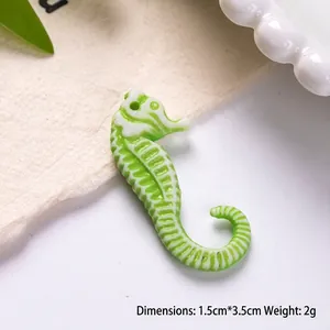 Close-up of seahorse-shaped bead with size dimensions 1.5x3.5cm and 2g weight details
