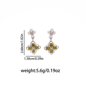 Détail des boucles d'oreilles pierres vert olive avec perles et dimensions