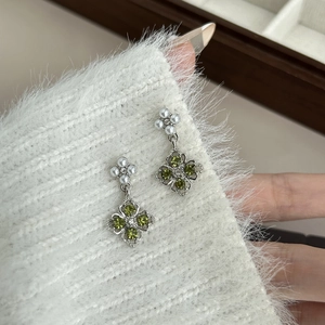Boucles d'oreilles trèfle de luxe avec cristaux verts et perles sur base argent
