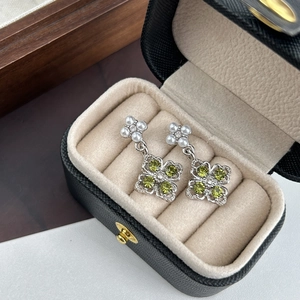 Boucles d'oreilles trèfle argentées avec cristaux vert olive et perles blanches