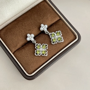 Boucles d'oreilles françaises en argent avec trèfle vert en cristal et fleur de perle