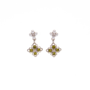 Boucles d'oreilles élégantes en argent avec trèfle en cristal et perles blanches sur fond blanc