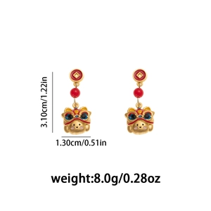 Detalle de las dimensiones de los pendientes de león chino en esmalte rojo y acabado oro
