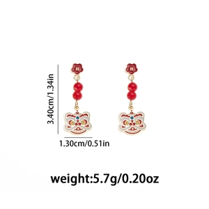 Detalle de pendientes de león chino rojos con medidas de 3,40 cm por 1,30 cm y peso de 5,7g