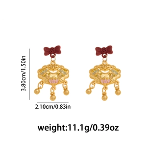 Detalle de pendientes con lazo rojo y candado dorado, altura de 3,8 cm