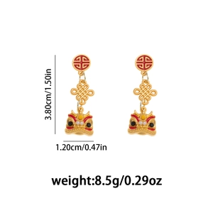 Detalle de los pendientes de danza del león de año nuevo con dimensiones y peso real