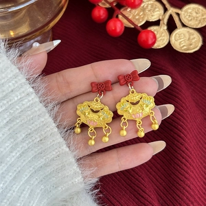 Detalle de pendientes de lazo rojo festivo y candado Ruyi dorado con flores chinas