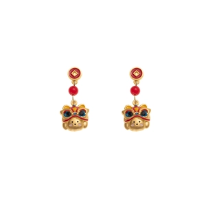 Primer plano de pendientes rojos de danza del león con detalles dorados y esmalte