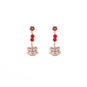 Detalle de pendientes chinos de danza del león con esmalte rojo y acabado dorado