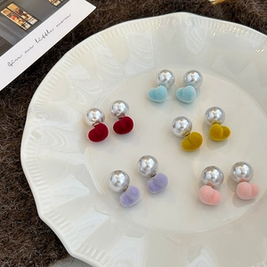 Detailed set of five pairs of heart-shaped flocked earrings with white pearls in mixed colors