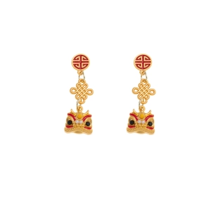 Detalle de pendientes de danza del león con nudos dorados y acabado de esmalte rojo