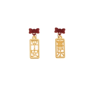Detalle de pendientes con lazo rojo y caracteres chinos Ping An y Xi Le dorados