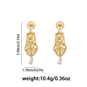 Orecchini a fiori traforati con perle e placcatura in oro mostrano misura di 5,90 cm