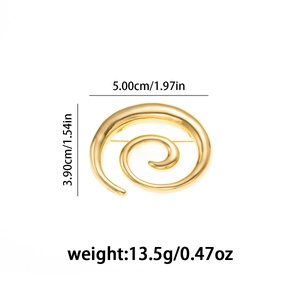 Vue détaillée de grandes boucles d'oreilles spirale dorées avec mesures de 5 cm sur 3,9 cm