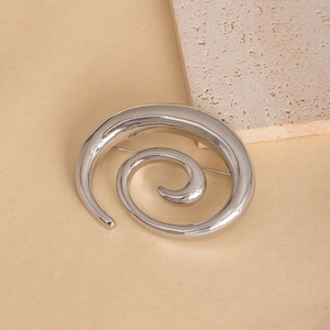 Broche spirale minimaliste en métal poli argenté avec un design profilé élégant