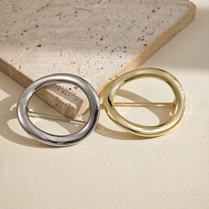 Broches ovales géométriques minimalistes en or et argent avec une finition polie lisse