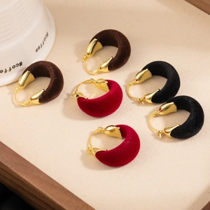 Retro U-shaped gold metal earrings with velvet finish in burgundy, black, and brown