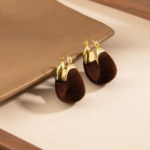 Deep brown flocked U-shape hoop earrings with gold metal accents on a beige base