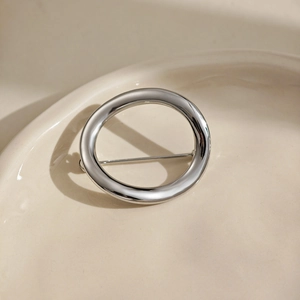 Broche cercle géométrique évidé en argent minimaliste avec finition polie lisse