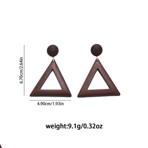 Detaillierte Größen und Gewichtsangaben für diese geometrischen Holz-Dreieckohrringe