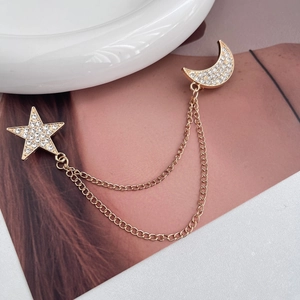 Elegante spilla celeste dorata con catena con design di stella e luna di strass