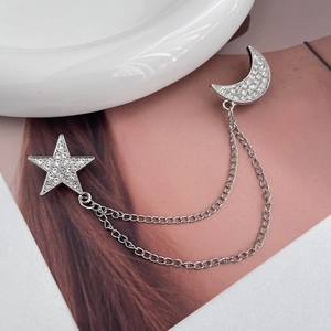 Elegante spilla a stella e luna con catena e strass in finitura argento