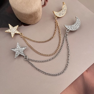 Spilla a catena con stella e luna con strass in finitura oro e argento per abiti