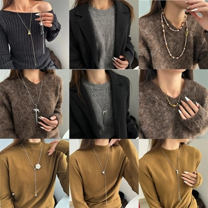 Set di collane lunghe eleganti con pendenti a cavallo, camelia e perle per maglioni