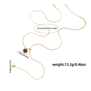 Dettaglio della collana a catena serpente dorata con perla occhio di tigre e misure
